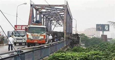 Xe tải nổ lốp lao ra khỏi thành cầu, 2 mẹ con thương vong