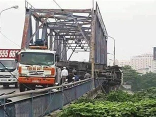 Xe tải nổ lốp lao ra khỏi thành cầu, 2 mẹ con thương vong