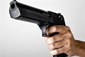 Cần Thơ: Chủ hãng nước đá rút súng dọa bắn nữ công nhân