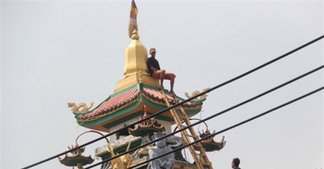 Thanh niên nghi ngáo đá cố thủ trên nóc chùa ở Sài Gòn