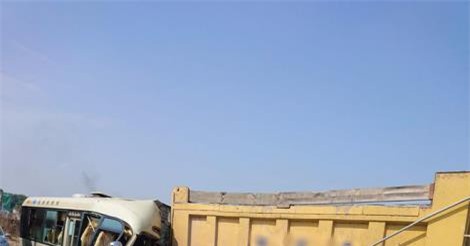 Xe khách dính chặt đuôi xe tải, tài xế tử vong tại chỗ