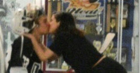 Lộ ảnh Selena Gomez "khóa môi" tình cũ Justin Bieber say đắm