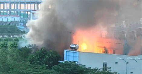 Nhà chứa hàng chục bình gas phát nổ, người dân tháo chạy thoát thân