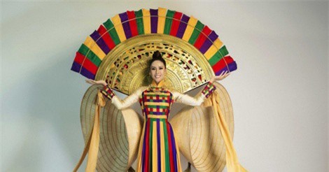 Nguyễn Thị Loan diện váy nón lá khổng lồ tại Miss Universe