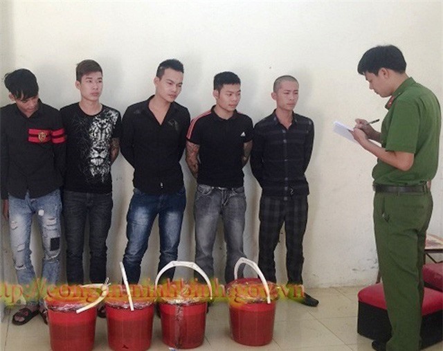 Ninh Bình: Bắt giữ nhóm thanh niên mang dầu luyn pha mắm tôm đi… đòi nợ