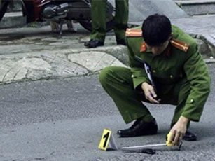 Thanh niên bị nhóm người lạ mặt đâm gục trước bệnh viện