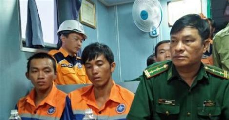 Bị gió bão hất bay xuống biển, 2 thuyền viên may mắn được cứu sống