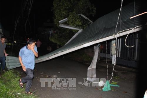 Bình Dương: Mưa gió khiến cột thu phát sóng đổ đè sập nhà dân