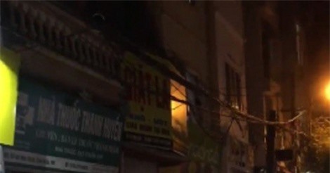 Say rượu, lái xe ô tô đâm tiên tiếp vào nhà dân