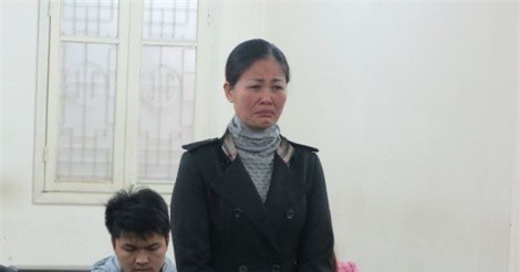 "Khủng bố" trụ sở UBND xã, người phụ nữ lãnh án 2 năm tù