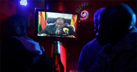 Ông Mugabe quyết không từ chức, người dân Zimbabwe phẫn nộ