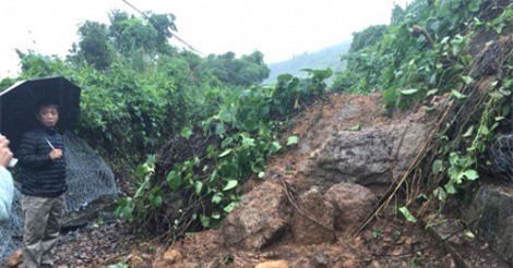 Sạt lở đất trên đèo Hải Vân, tuyến đường sắt Bắc – Nam tê liệt