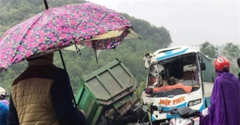 Xe đầu kéo mất lái đâm trực diện xe khách, nhiều người nhập viện cấp cứu