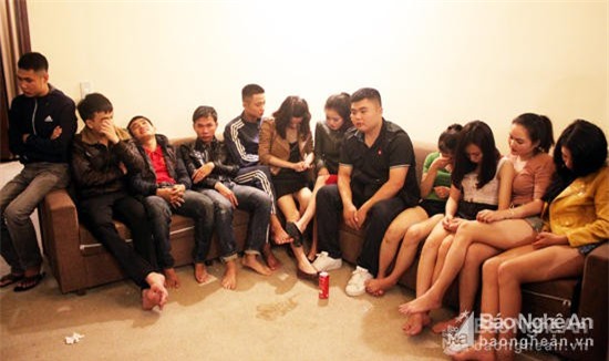 Nghệ An: Cảnh sát đột kích nhóm thanh niên đang phê ma túy trong khách sạn