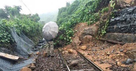 Sạt lở ở đèo Hải Vân, đường sắt Bắc - Nam tê liệt nhiều giờ