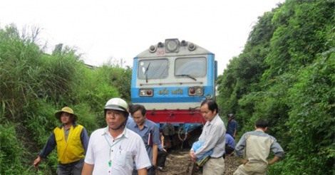 Tảng đá rơi xuống đường ray, đường sắt Bắc-Nam tê liệt nhiều giờ