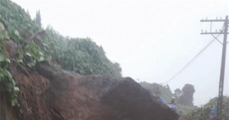 Thông tuyến đường sắt qua đèo Hải Vân sau gần 9 tiếng bị tê liệt