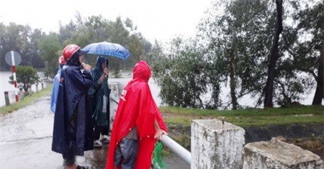 Thừa-Thiên Huế: Nước lũ cuốn trôi người phụ nữ cùng chiếc xe máy