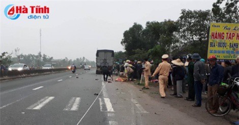Va chạm với xe tải, 2 người đàn ông chết thảm