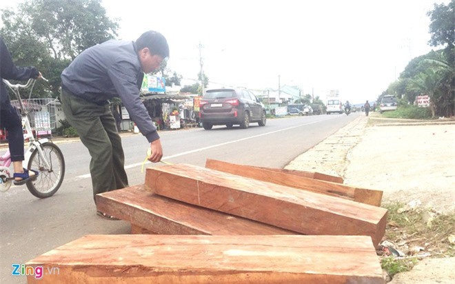 Bị công an truy bắt, tài xế bỏ lại gỗ quý giữa đường rồi tẩu thoát