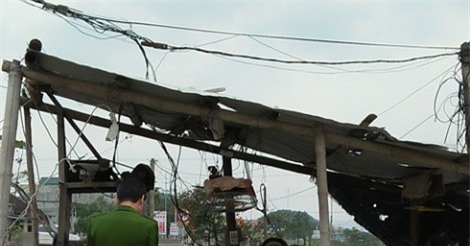 Bị máy ép gạch cuốn vào gầm, 1 phụ nữ nguy kịch