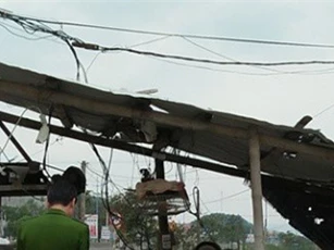 Bị máy ép gạch cuốn vào gầm, 1 phụ nữ nguy kịch