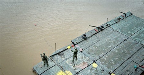 Bộ đội Công binh vùng sông nước bắc cầu nổi vượt sông