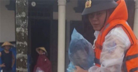 Công an đưa cháu bé bệnh nặng đi cấp cứu giữa bốn bề lũ lớn