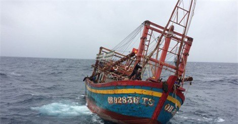 Giải cứu thành công tàu cá mất bánh lái trôi tự do trên biển