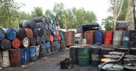 Bắt quả tang cơ sở nấu nhớt lậu, xả thải ra môi trường