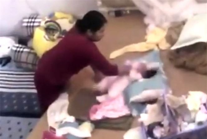 Chấn động: Bé gái gần 2 tháng tuổi bị bảo mẫu đánh đập, tung hứng dã man ở Hà Nam