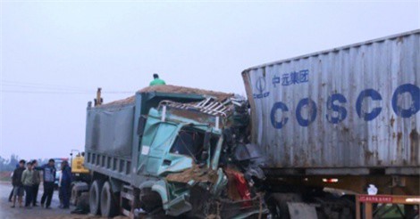 Ôtô tải đấu đầu xe container, 2 tài xế mắc kẹt trong cabin