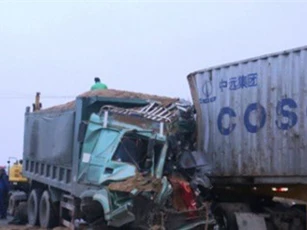 Ôtô tải đấu đầu xe container, 2 tài xế mắc kẹt trong cabin