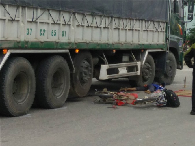 Va quệt với xe tải, hai học sinh thương vong trên đường tới trường