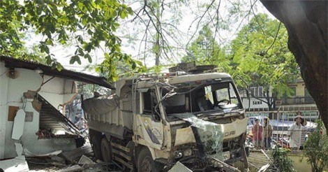 Xe ben mất lái tông sập tường rào trường học