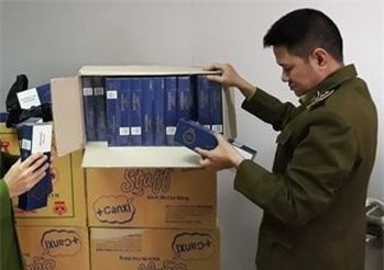 700 cây thuốc lá ngoại "ẩn nấp" trong hộp thực phẩm