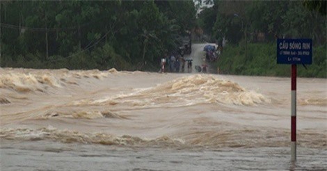 Lũ lên tại miền Trung, một người bị cuốn trôi