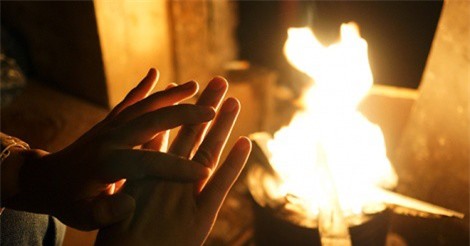Người Hà Nội đốt lửa sưởi ấm trong đêm đông