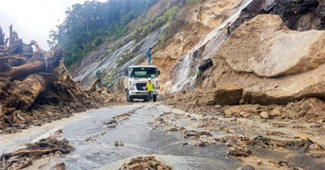 Đôi nam nữ 9X bị lũ cuốn xuống vực sâu tại đèo Khánh Lê