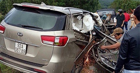 Ô tô 4 chỗ mất lái đâm vào lan can khiến hai người tử vong