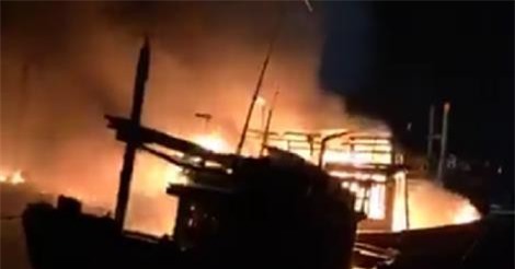 Quảng Bình: Hỏa hoạn, 4 tàu cá của ngư dân bị thiêu rụi