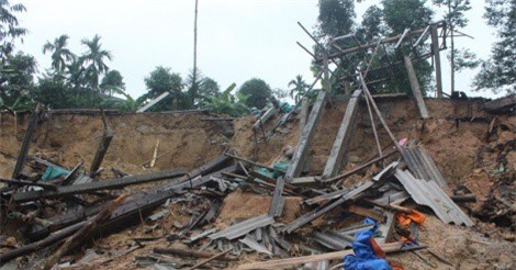 Thừa Thiên-Huế: Bờ sông Hương bị sạt lở, đường xá biến thành “vực sâu”