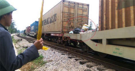 Phạt 3 triệu đồng người treo rác lên tàu ‘gửi vào Sài Gòn’