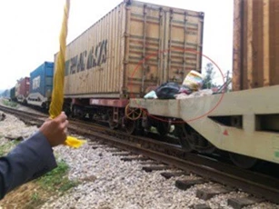 Phạt 3 triệu đồng người treo rác lên tàu ‘gửi vào Sài Gòn’