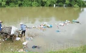 Phạt nhân viên môi trường 5 triệu đồng vì đổ rác xuống sông