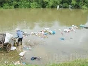 Phạt nhân viên môi trường 5 triệu đồng vì đổ rác xuống sông