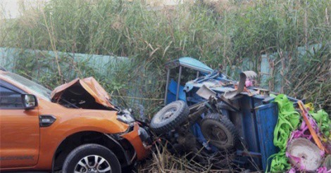 TP. HCM: Xe bán tải lấn làn tông xe ba gác, 1 người tử vong