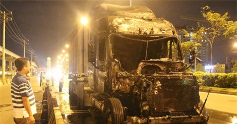 Xe container phát nổ cháy rụi cabin, tài xế bung cửa thoát thân