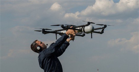 Dân Anh hào hứng "soi" UAV mới của Nga