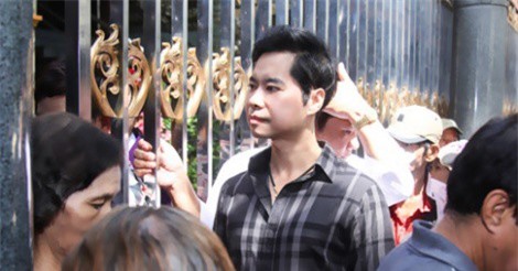 Hàng trăm người chen chân nhận gạo, tiền ở biệt thự của Ngọc Sơn